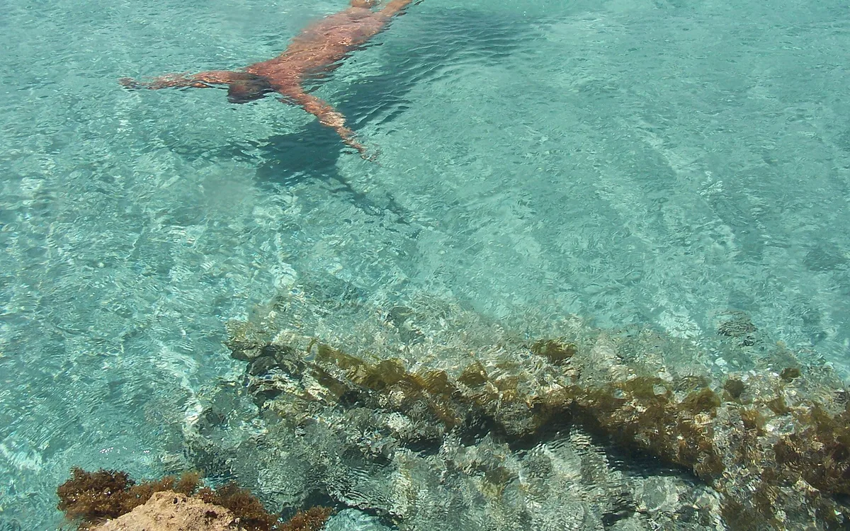 Nadando en el mar cristalino y templado de Formentera